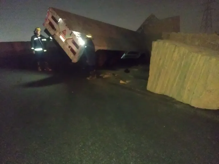 انقلاب مقطورة محملة بالرخام أعلى الطريق الأوسطى