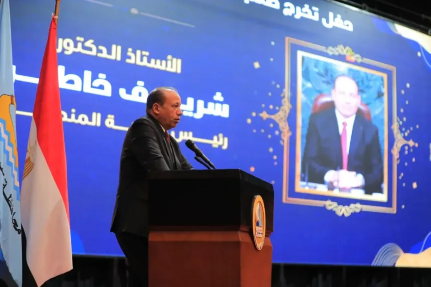 رئيس جامعة المنصورة يشارك في تخريج “الدفعة الذهبية” الأولى بحقوق كفر الشيخ