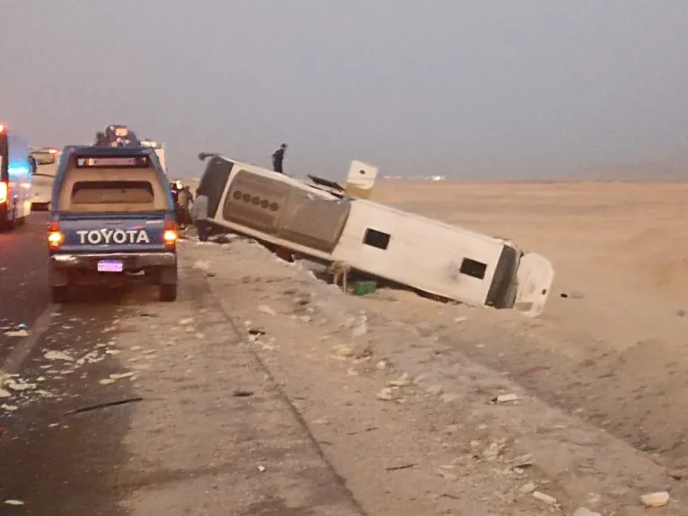 محافظ أسيوط يتابع الحالة الصحية لمصابي حادث تصادم أتوبيس نقل ركاب مع سيارة