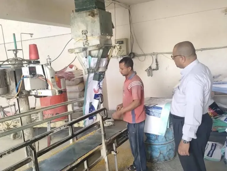 حملات تفتيش على مصانع ومخازن الأعلاف بسوهاج| صور