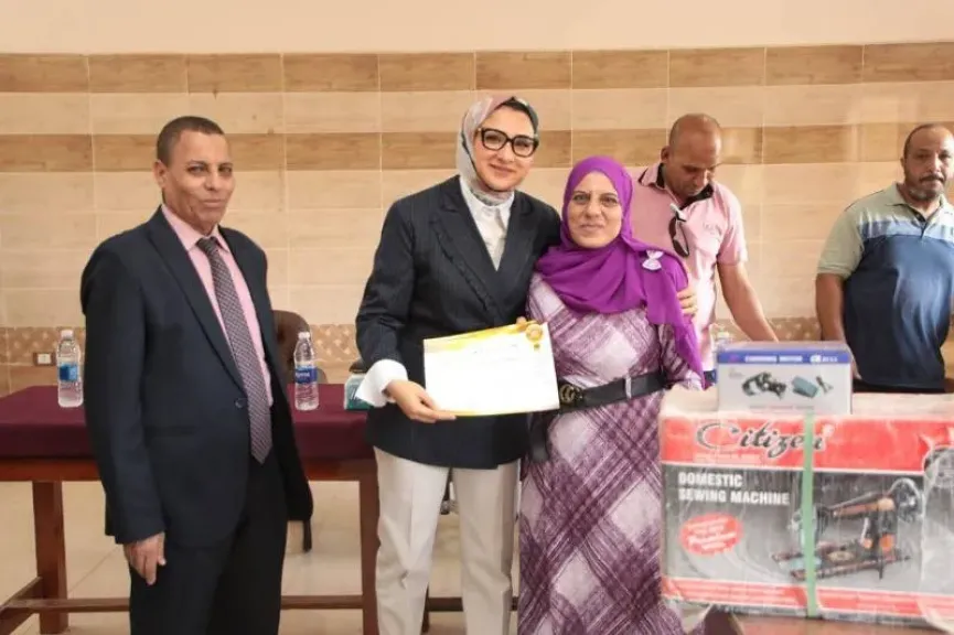 نائبة محافظ الوادي الجديد تُكرّم أوائل خريجي دورات التدريب المهني بمديرية العمل| صور