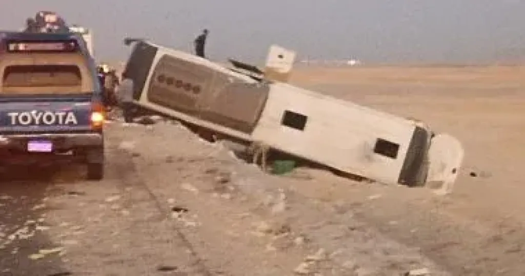 إصابة 30 شخصا فى تصادم أتوبيس مع سيارة نصف نقل بطريق أسيوط – البحر الأحمر