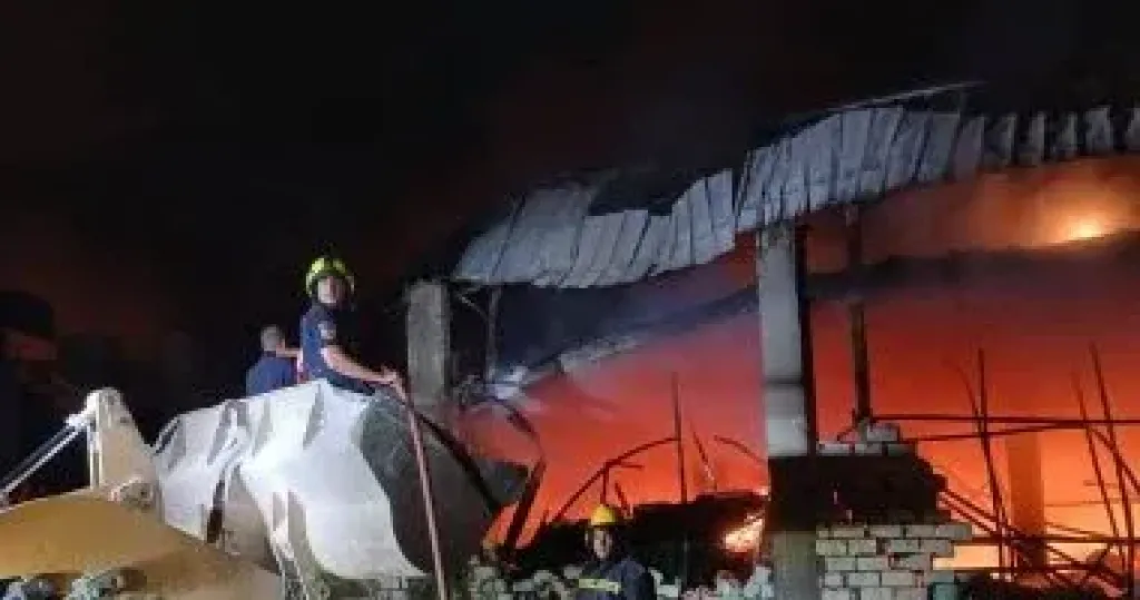 حريق هائل في مصنع أحذية بالخانكة والدفع بـ 15 سيارة إطفاء