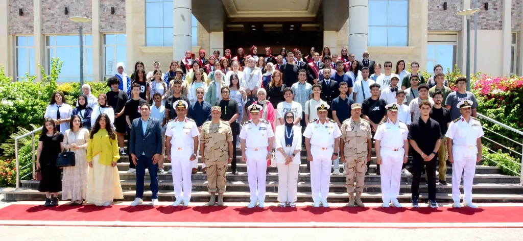 ­­­­­القوات المسلحة تنظم زيارة لعدد من شباب المصريين المقيمين بالخارج وطلبة الجامعات المصرية لقيادتى القوات البحرية وقوات الصاعقة .. صور