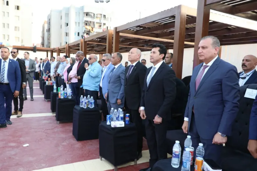 وزير الشباب ومحافظ القاهرة يفتتحان حمام سباحة بمركز التنمية بالأسمرات| صور