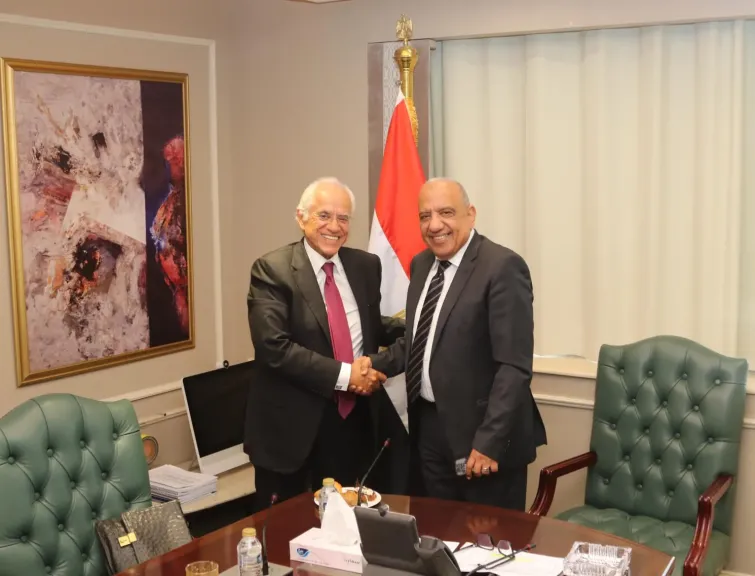 عصمت يبحث مع  رئيس مجموعة ”كوبولوزيس اليونانية مستجدات تنفيذ مشروع الربط الكهربائي بين مصر واليونان
