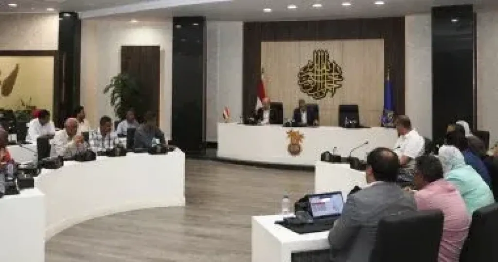 محافظ أسوان يترأس اجتماع اللجنة العليا للسياحة للارتقاء بالخدمات