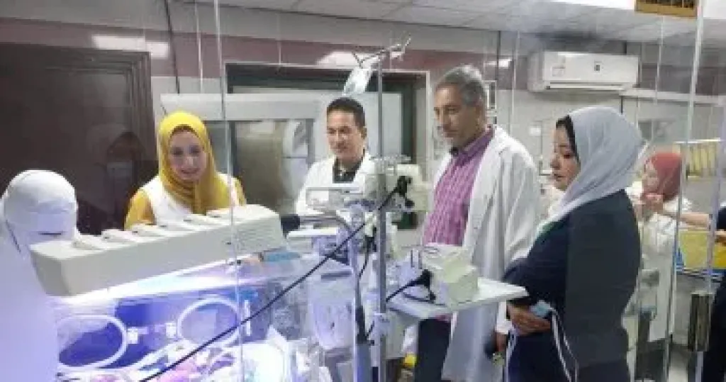 محافظ قنا: توفير أطباء بالوحدة الصحية بعزبة الأمير فى نجع حمادي