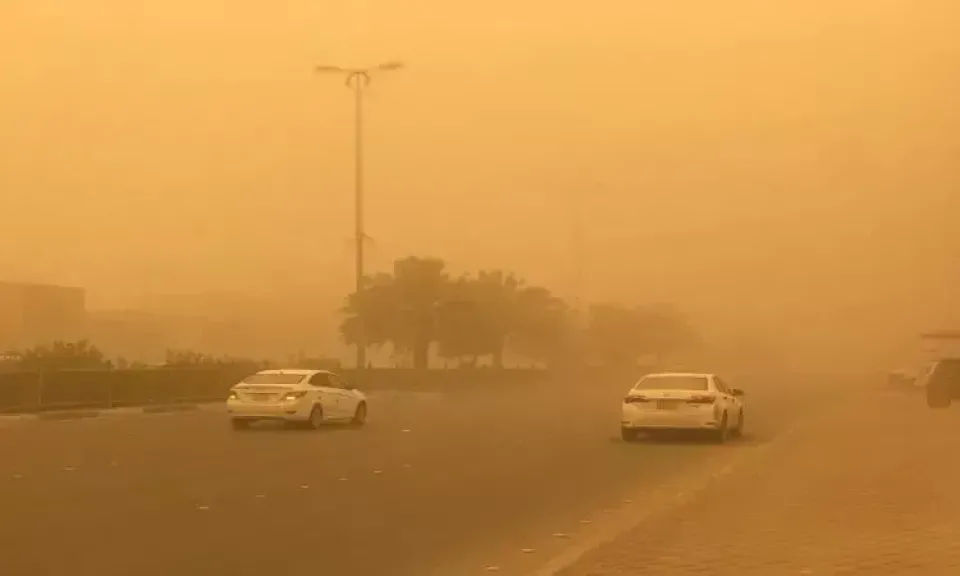 عواصف محملة بالأتربة والرمال بطرق الفيوم