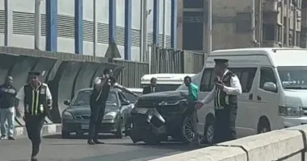 ضبط سائق سيارة فارهة حاول الهرب بعد ارتكابه حادثا مروريا بكوبرى أكتوبر