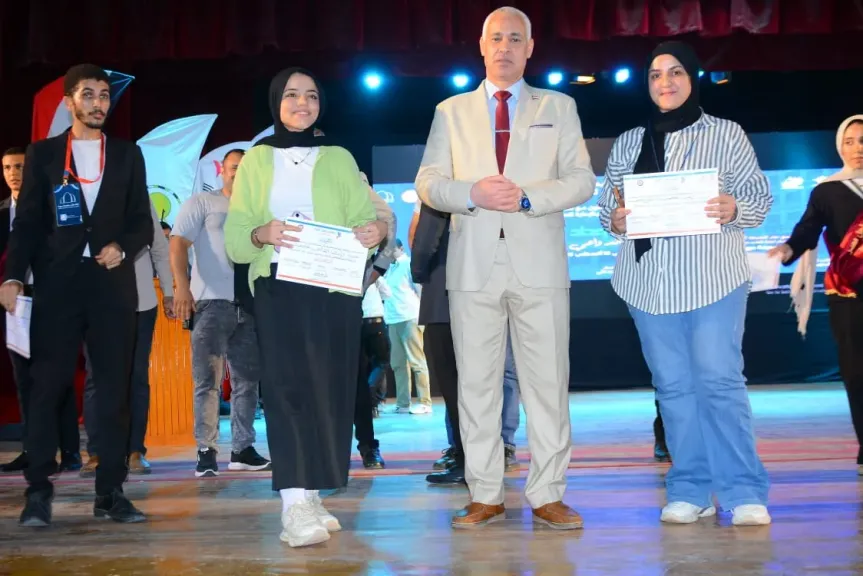 جامعة أسيوط تختتم فعاليات معسكر ”قائد واعي” لتنمية مهارات