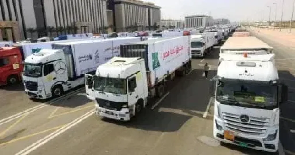 إكسترا نيوز: 141 شاحنة مساعدات تدخل إلى غزة عبر معبر كرم أبو سالم
