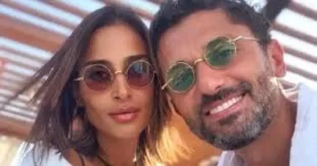 كريم محمود عبد العزيز ينشر صورة مع زوجته ويتغزل فيها: بحبك
