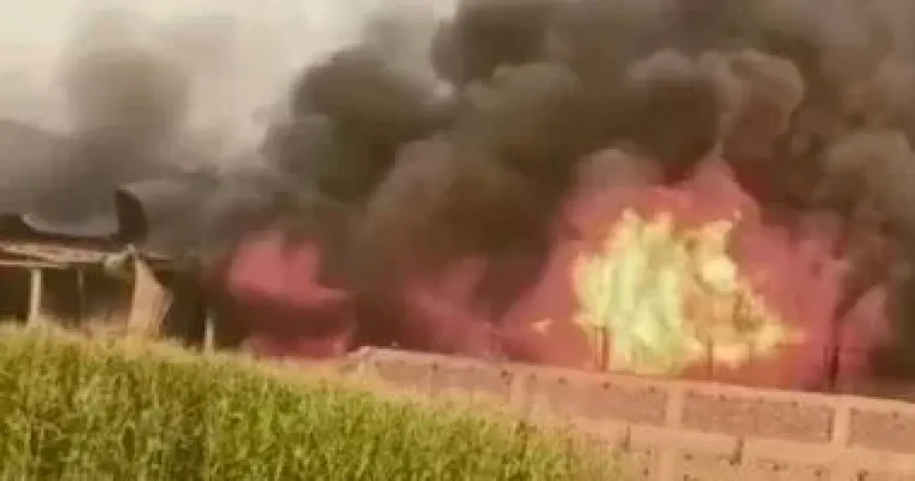 7 سيارات إطفاء تحاول السيطرة على حريق بمصنع بلاستيك بالقناطر الخيرية