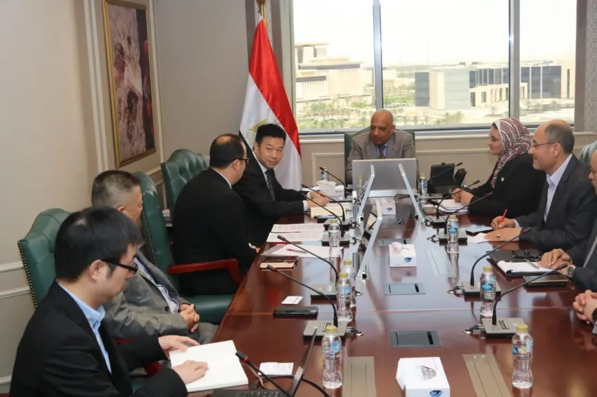عصمت يبحث مع شركة انكورا الصينية نقل التكنولوجيا الخاصة بصناعة الكوابل المعزولة بالغاز وأنظمة المراقبة الذكية