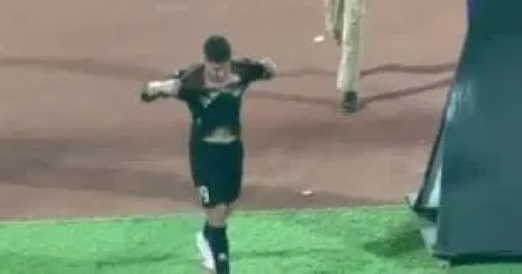 أحمد شعبان لاعب فاركو يمزق التشيرت عقب استبداله أمام الأهلى