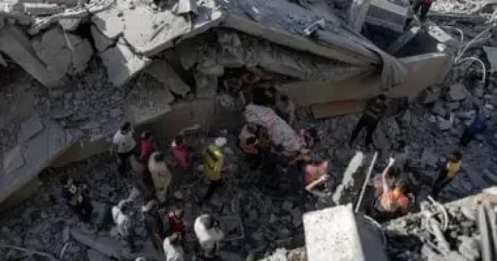 استشهاد 8 فلسطينيين جراء قصف الاحتلال مخيم البريج وخان يونس