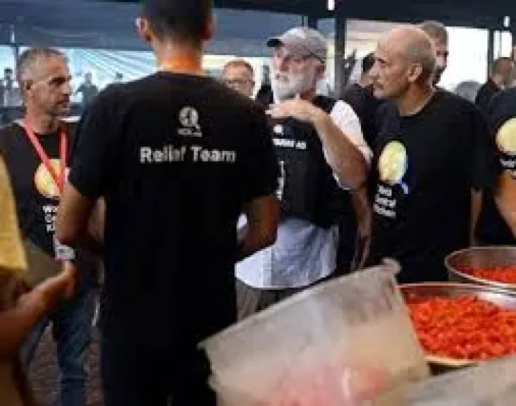 مؤسس المطبخ العالمي خوسيه أندريس يصل قطاع غزة لتقديم الطعام للسكان..