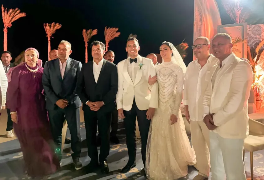وزير الرياضة وياسر إدريس يشاركان البطل الأولمبي أحمد الجندي فرحته بزفافه