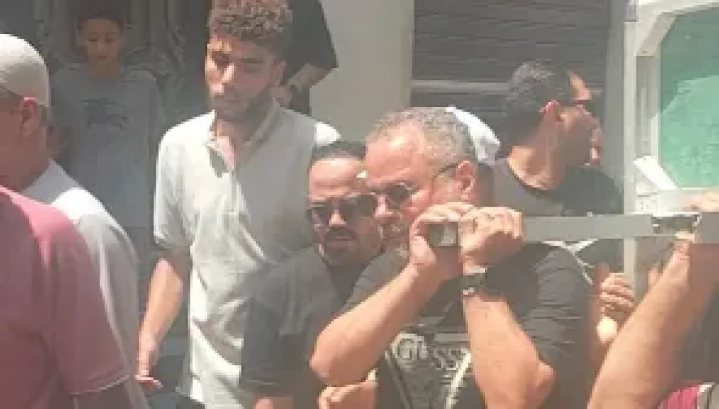 انهيار صبحي خليل في جنازة والدته بمسقط رأس العائلة| صور