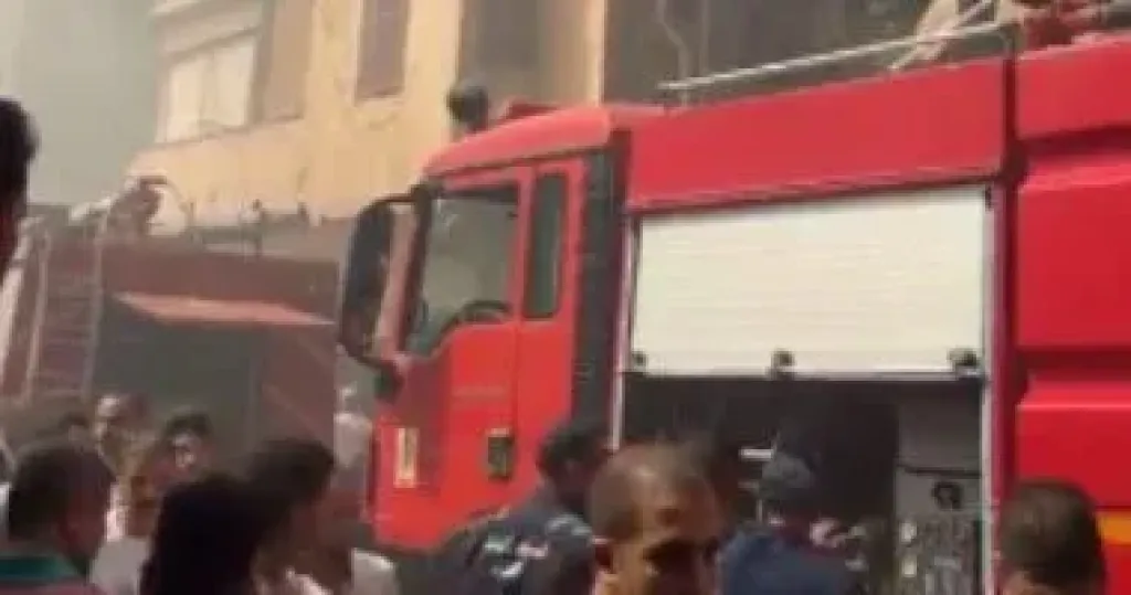 فصل التيار الكهربى والغاز عن موقع حريق مخزن مواسير بولاق أبو العلا