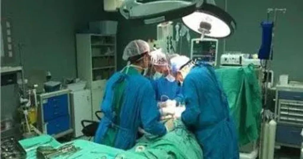 فريق طبى بمستشفى المنصورة الدولى ينقذ شابًا من الموت إثر طعنة مباشرة بالقلب