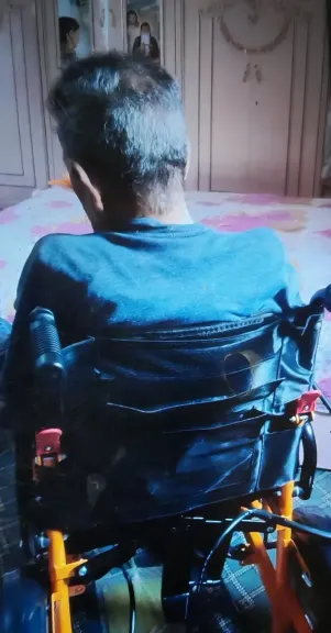 محافظ أسيوط يستجيب لنداء مواطن بالبداري ويوجه بتسليم كرسي كهربائي