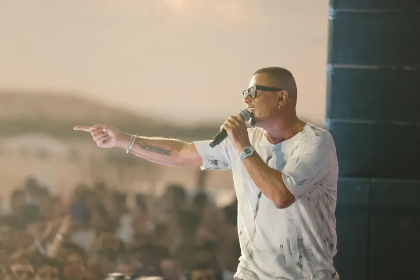 عمرو دياب يتألق في الساحل.. ويغني مع أحمد حلمي وعمرو يوسف