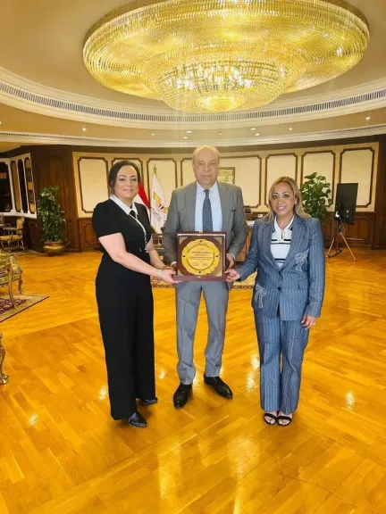 وزير الطيران المدني يلتقي بممثلي الهيئة القبطية الأمريكية واتحاد المصريين في كندا لبحث آليات التعاون والتواصل مع الجاليات بالخارج.