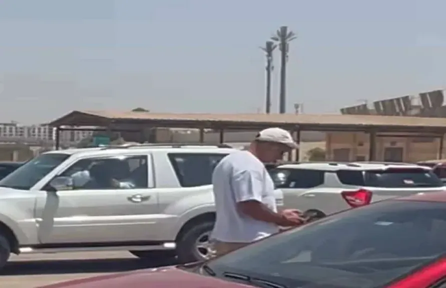 انتهاء صلاة الجنازة على الراحل تيمور تيمور وتشييع جثمانه إلى مقابر العائلة