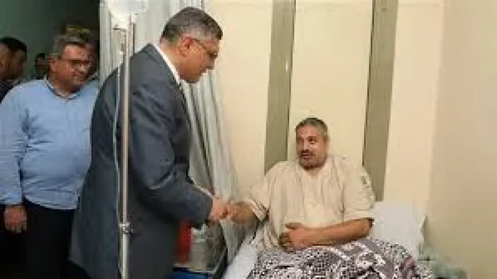 محافظ الجيزة يطمئن على الحالة الصحية لشهاب عبد العزيز بطل واقعة فتاة المنيب