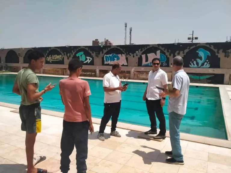 جانب من متابعه