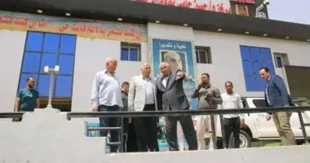 محافظ الوادى الجديد يلتقى وفد إحدى المؤسسات التعليمية لبحث إنشاء مدرسة خاصة