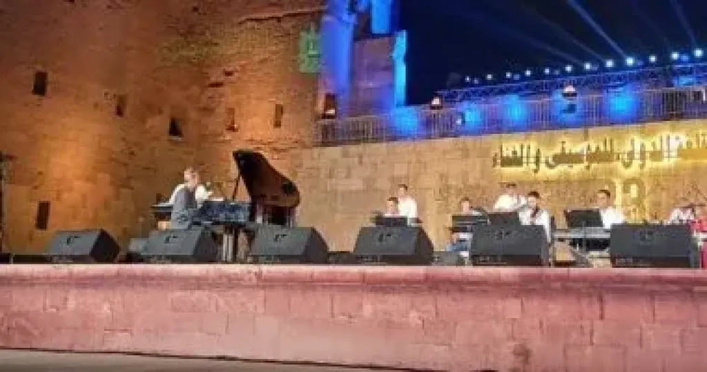 عمرو سليم يقدم مقطوعة موسيقية لأغنية ”حبيبى وعينيا” فى مهرجان القلعة