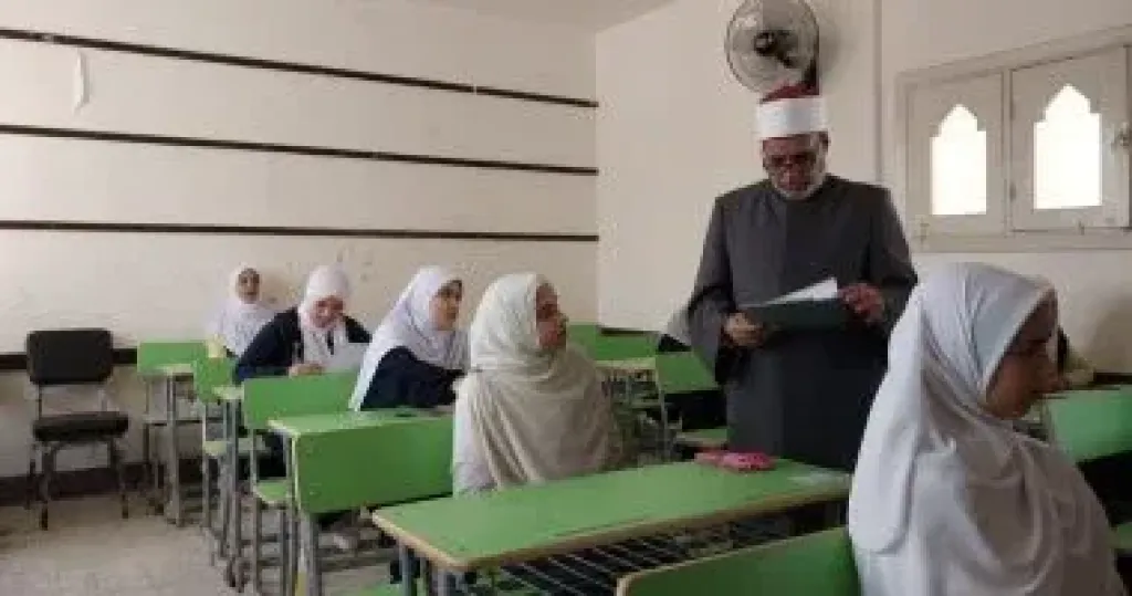 طلاب الثانوية الأزهرية الدور الثانى يؤدون امتحان القران والأحياء والفرنساوى