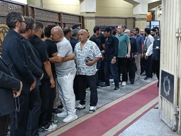 عمرو يوسف وحمادة هلال ومحمد لطفي وأنوشكا في عزاء تيمور تيمور