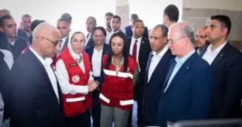وزير الخارجية ورئيس الوزراء الفلسطيني يزوران مركز الإمداد الغذائي بالشيخ زويد