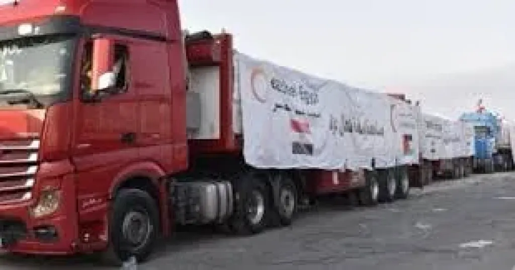 الهلال الأحمر المصري يطلق 220 شاحنة ضمن قافلة «زاد العزة» الـ15 إلى غزة