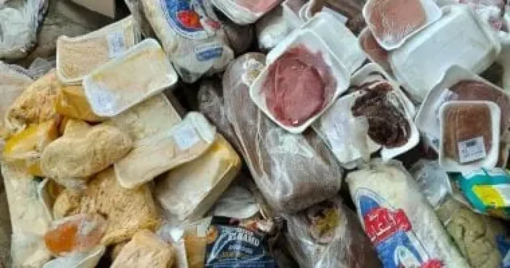ضبط سلع غذائية منتهية الصلاحية وسجائر مجهولة المصدر بمركزى جرجا وسوهاج