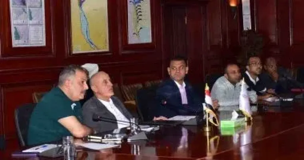 محافظ الأقصر يستعرض نسب تنفيذ مشروعات حياة كريمة بإسنا وأرمنت