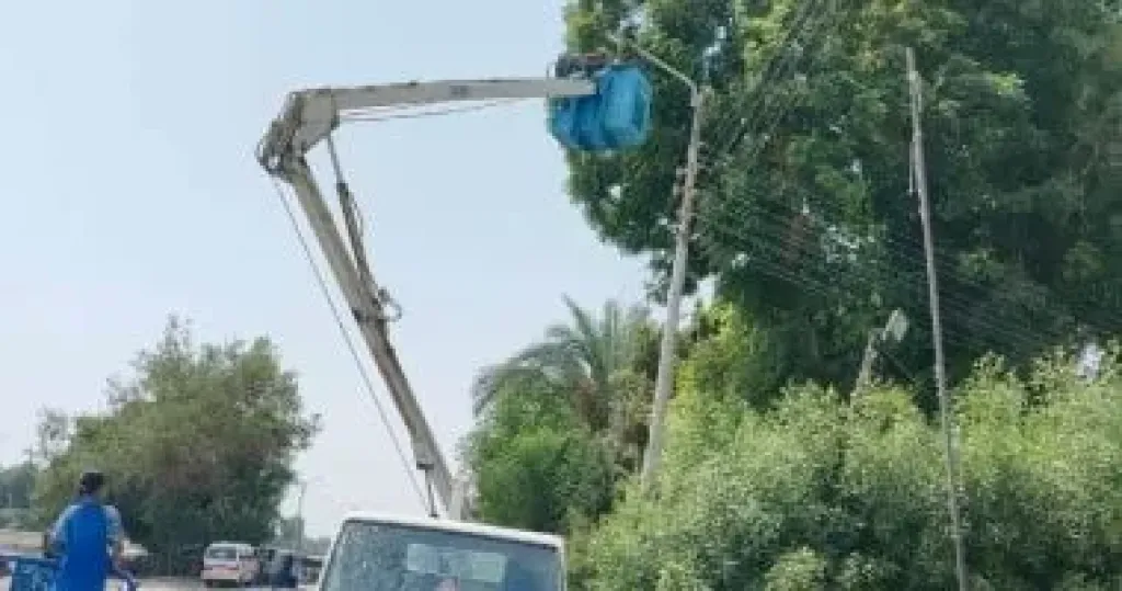 تركيب كشافات إنارة جديدة على الطريق السريع بقرية الدير فى مدينة إسنا