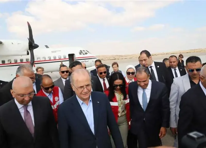 وزير الخارجية يرافق رئيس الوزراء الفلسطيني لزيارة الجرحى الفلسطينيين بمستشفى العريش العام