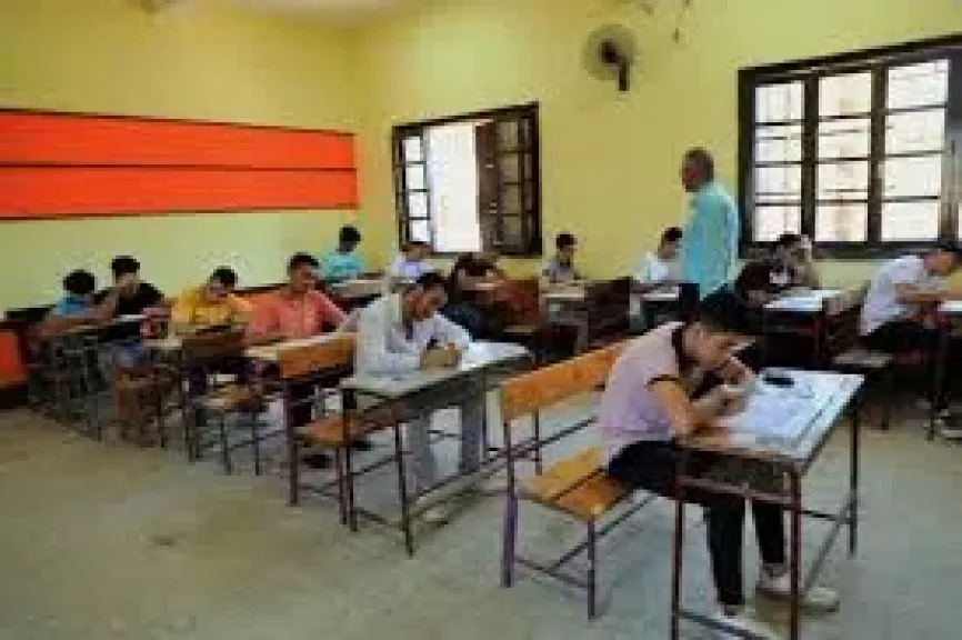 طلاب الثانوية العامة دور ثان يؤدون امتحان الفيزياء والتاريخ