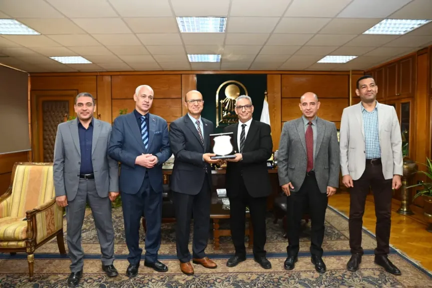 تكريم الدكتور المنشاوي وتسليمه درع كلية التجارة جامعة أسيوط