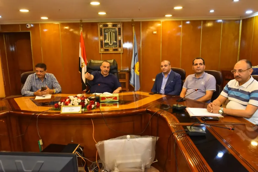 بحضور مساعد وزير الإسكان للمرافق.. محافظ أسيوط يشدد على منع إلقاء مياه الصرف