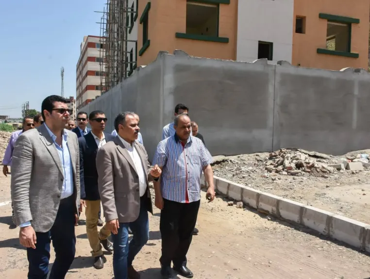 محافظ الشرقية يتفقد مجمع المصالح الحكومية والإدارة التعليمية بديرب