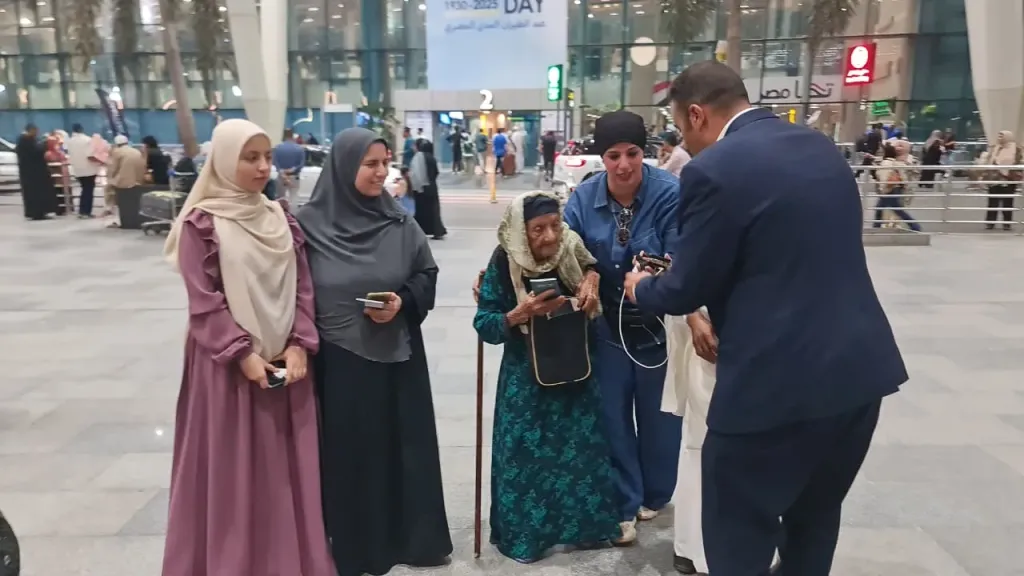 صناع الخير” تحقق حلم العمرة لآلاء الطالبة المتفوقة ووالدتها وتهدي رحلتين لكوكب وأكبر معمرة بالفيوم