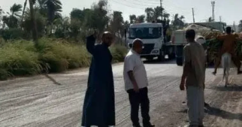 رئيس مدينة إسنا يتفقد إصلاح طريق مصر أسوان الزراعى الشرقي بين زرنيخ والكلابية