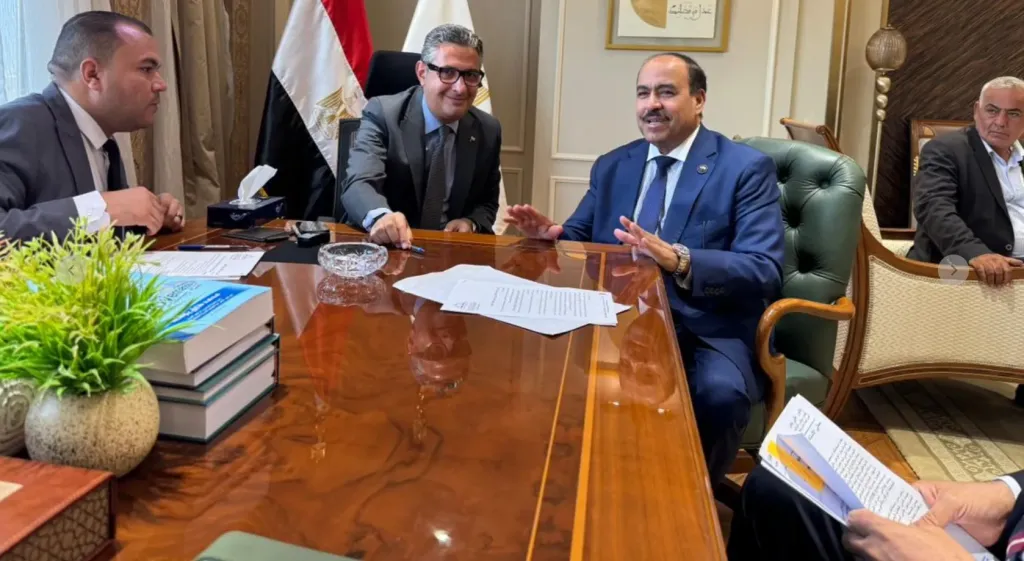 النائب أحمد قورة خلال لقائةمع وزير التموين يطالب بإنشاء صوامع غلال بشرق النيل في سوهاج ( صور )