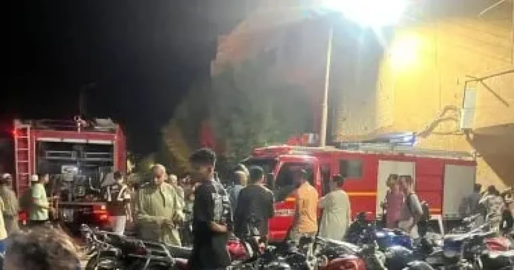 السيطرة على حريق بأسطح منازل بمدينة الأقصر وإصابة 6 مواطنين باختناقات طفيفة